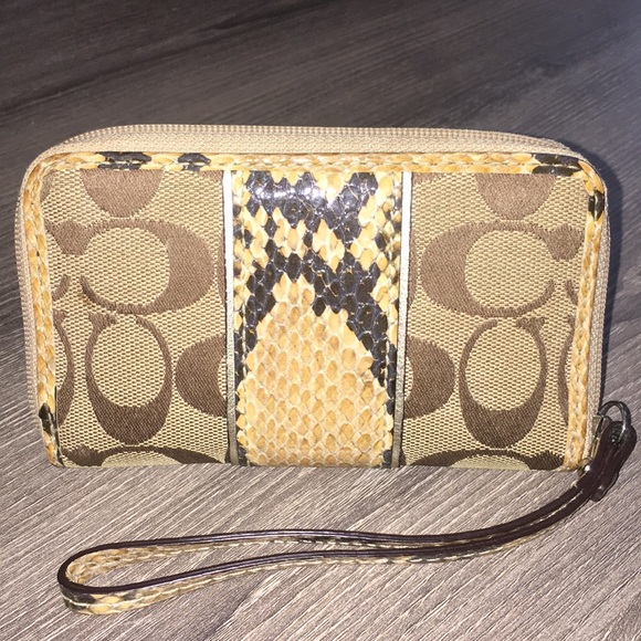 Coach Wristlet - Picture 4 of 7